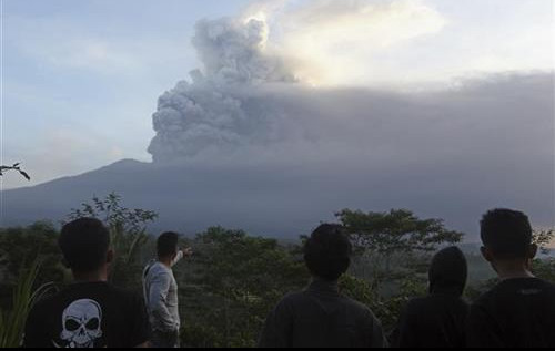 (FOTO) CRVENI ALARM NA BALIJU ZBOG VULKANA: Putevi prekrtiveni pepelom, moguća jaka erupcija!